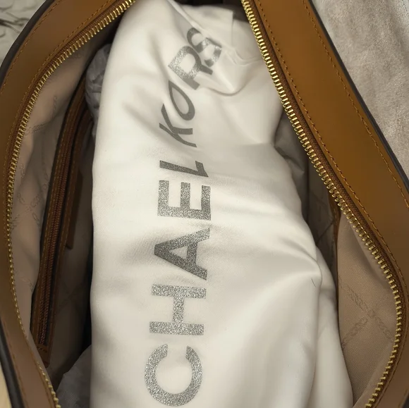 Michael Kors Brooke Lg Zip Hobo in Vanilla/Acorn - Picture 12 of 13